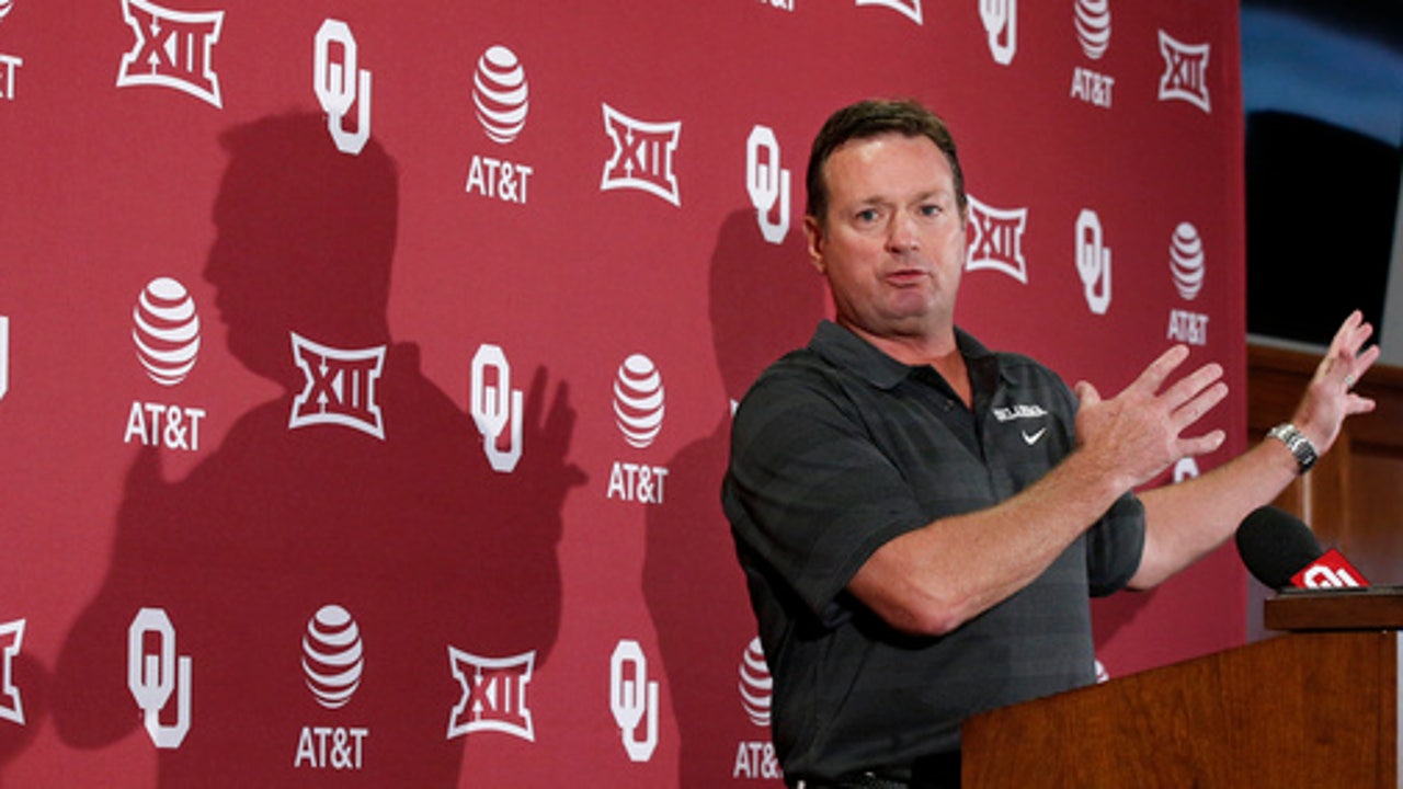 Texas coach Strong enters Oklahoma game under pressure again